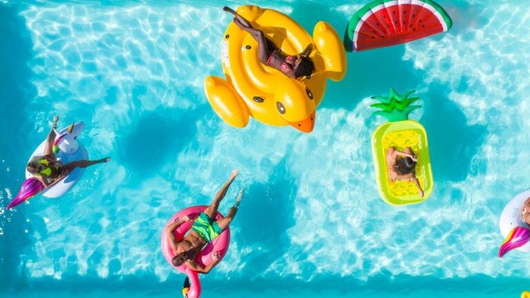 pessoas aproveitando a piscina em um dia de sol