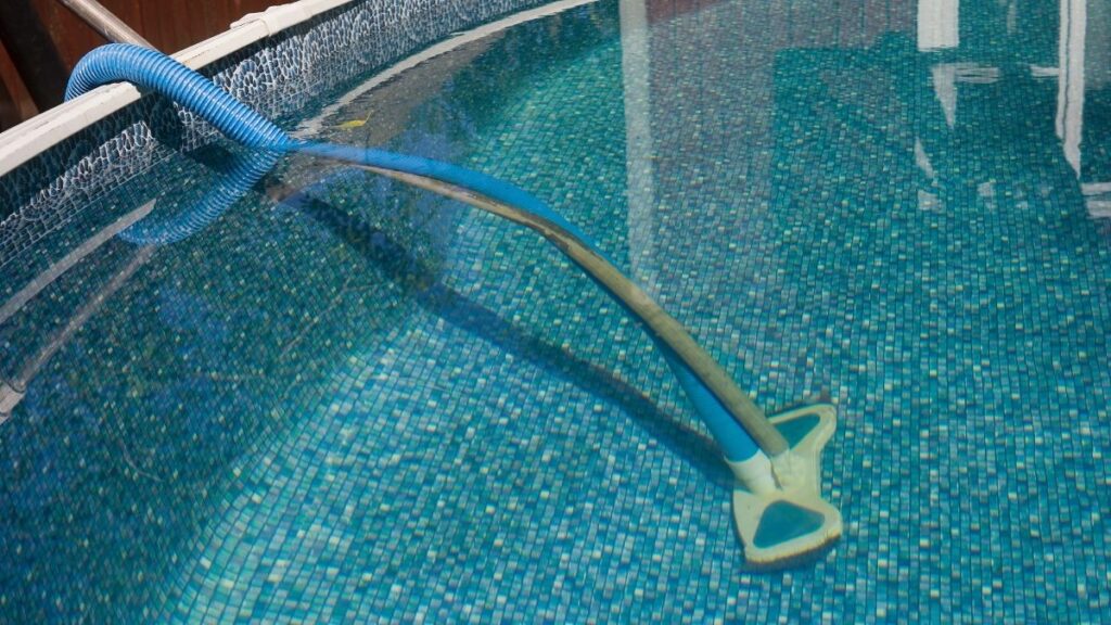 aspirando piscina