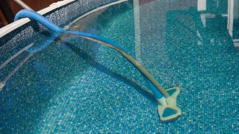 mangueira aspirando piscina
