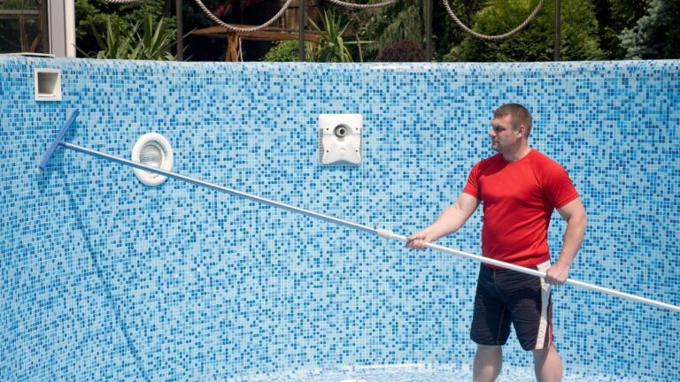 homem dentro de uma piscina vazia/drenada