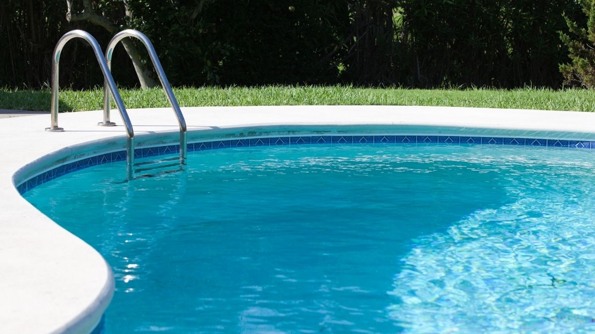 piscina azul com borda branca