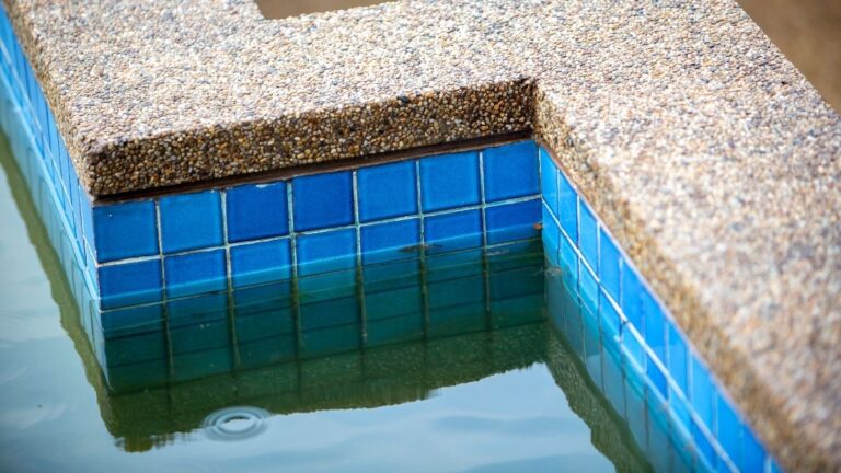 borda da piscina suja