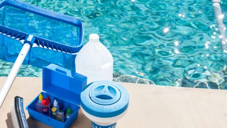 clarificante e produtos de limpeza ao lado da piscina