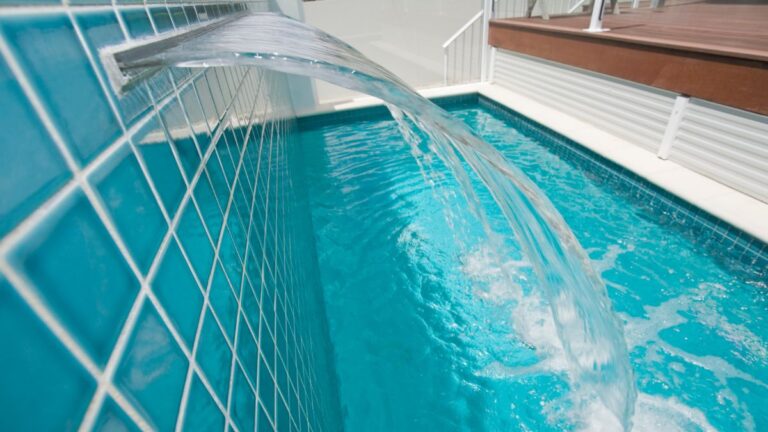 piscina de alvenaria com cascata