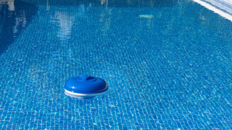 flutuador de cloro na piscina
