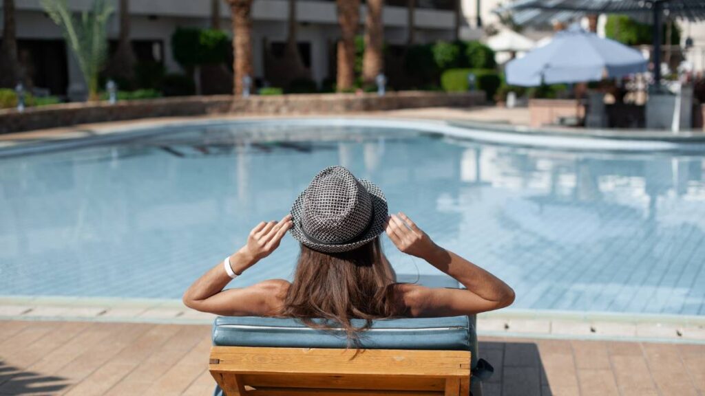 mulher deitada na espreguiçadeira piscina