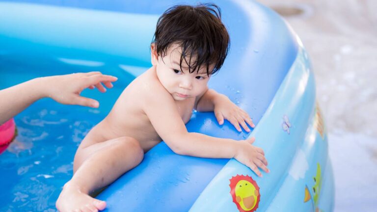 piscina infantil com bebê dentro